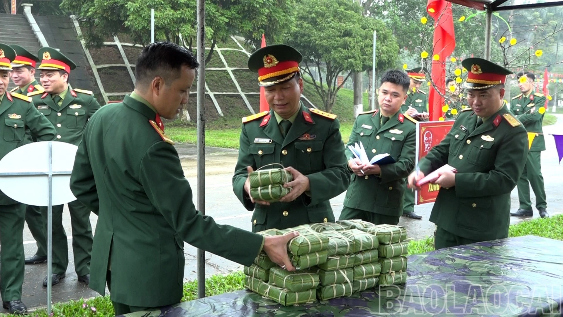 Ban tổ chức giám sát và chấm điểm sản phẩm của các đội thi.