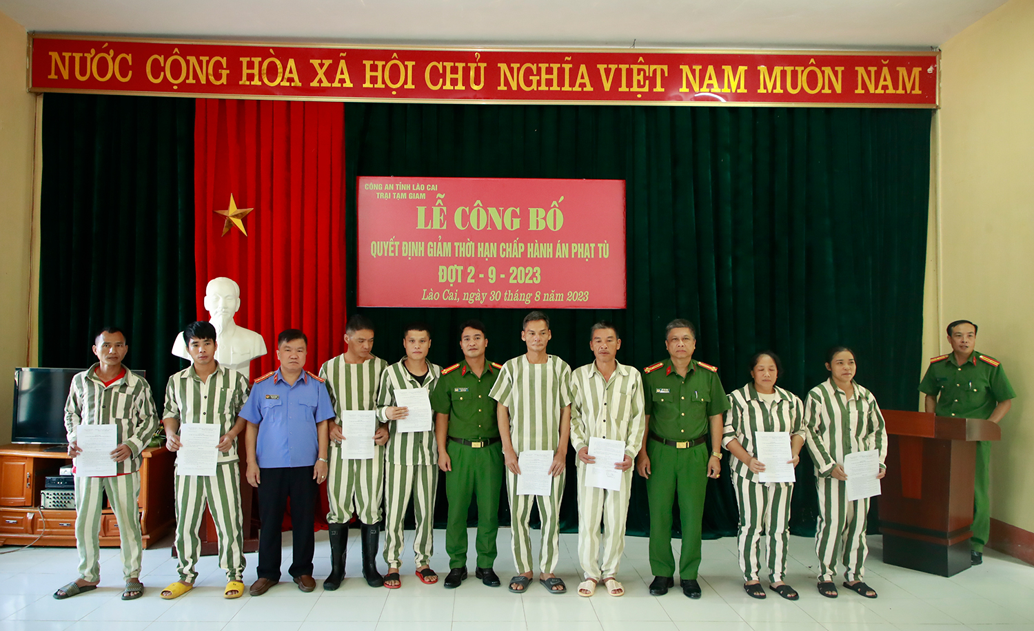 Trao quyết định giảm thời hạn chấp hành án phạt tù cho 9 phạm nhân tại Trại tạm giam, Công an tỉnh Lào Cai. _MGM1363.jpg