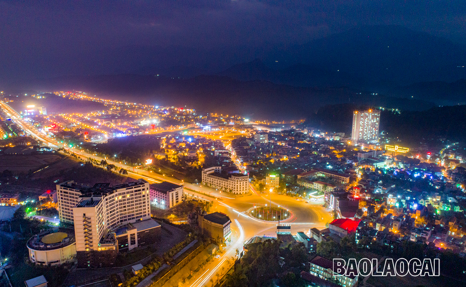 Thành phố Lào Cai đầy sắc màu khi màn đêm buông. DJI_0376.jpg