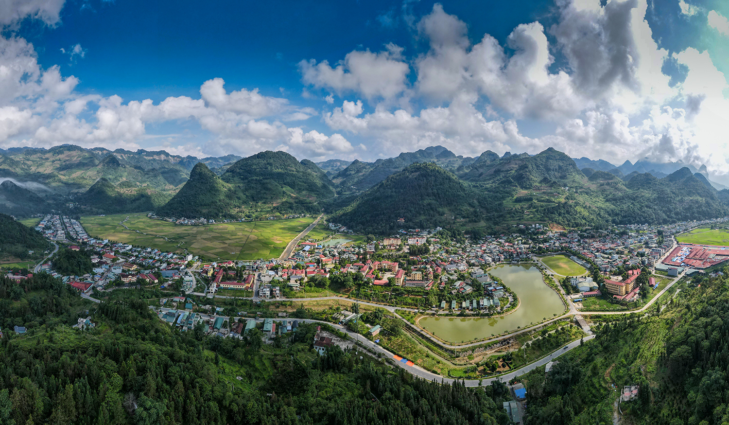 Mường Khương là huyện vùng cao, biên giới của tỉnh Lào Cai, với nhiều dân tộc anh em cùng sinh sống. Nếu nhìn từ trên cao, Mường Khương hiện ra như một bức tranh thiên nhiên tuyệt đẹp, với cảnh sắc xanh ngút ngàn của nền trời, cỏ cây và núi đồi. DJI_0096.jpg