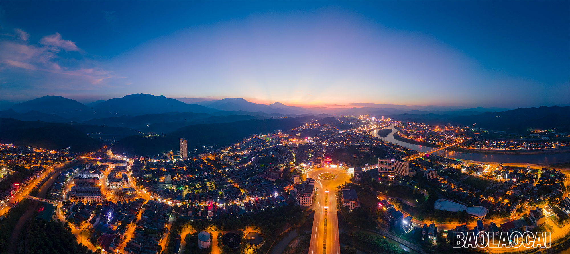 Khu vực Ngã 6 thành phố rực rỡ sắc màu khi về đêm. PANO0021-Pano.jpg