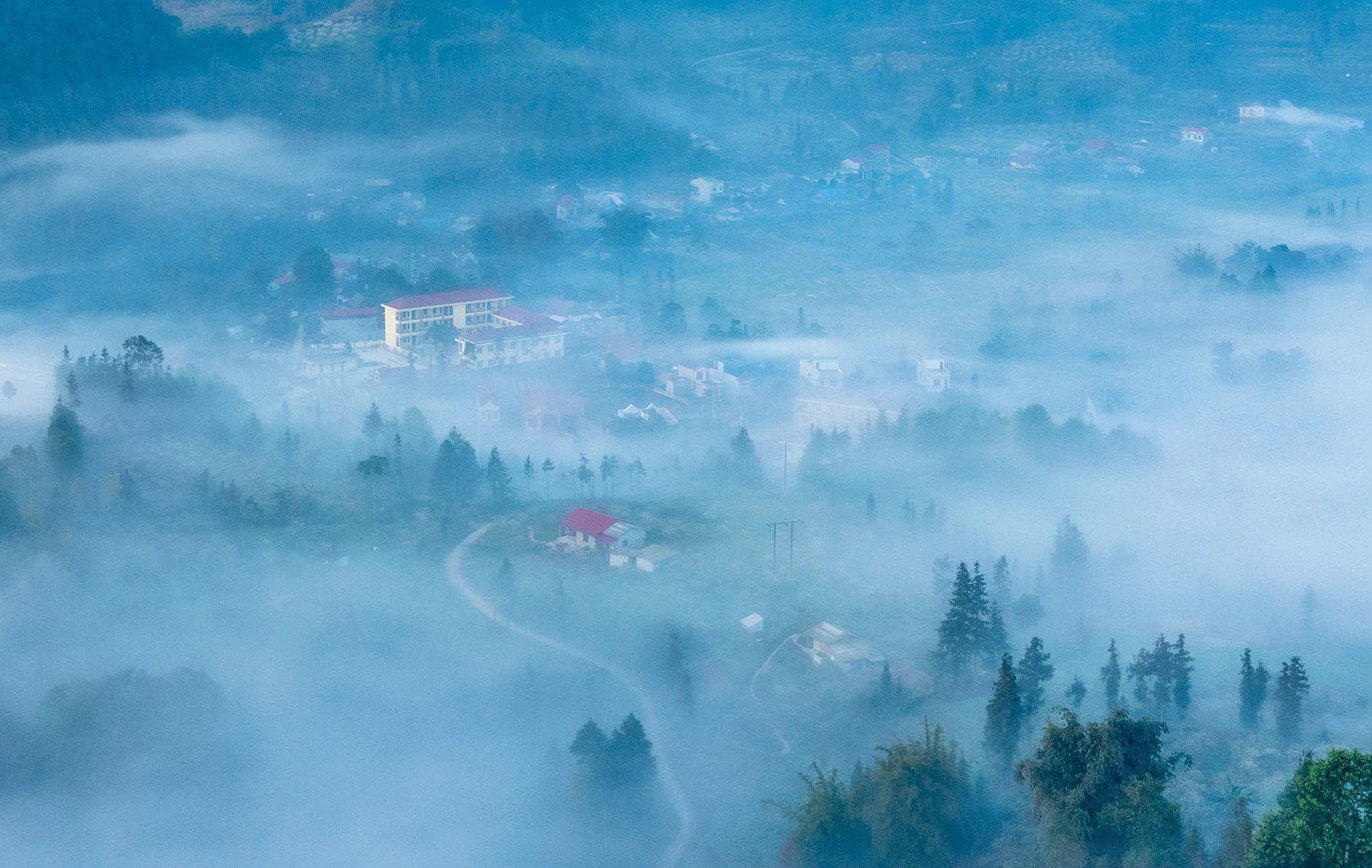 Trung tâm xã Bản Phố dưới những làn mây.