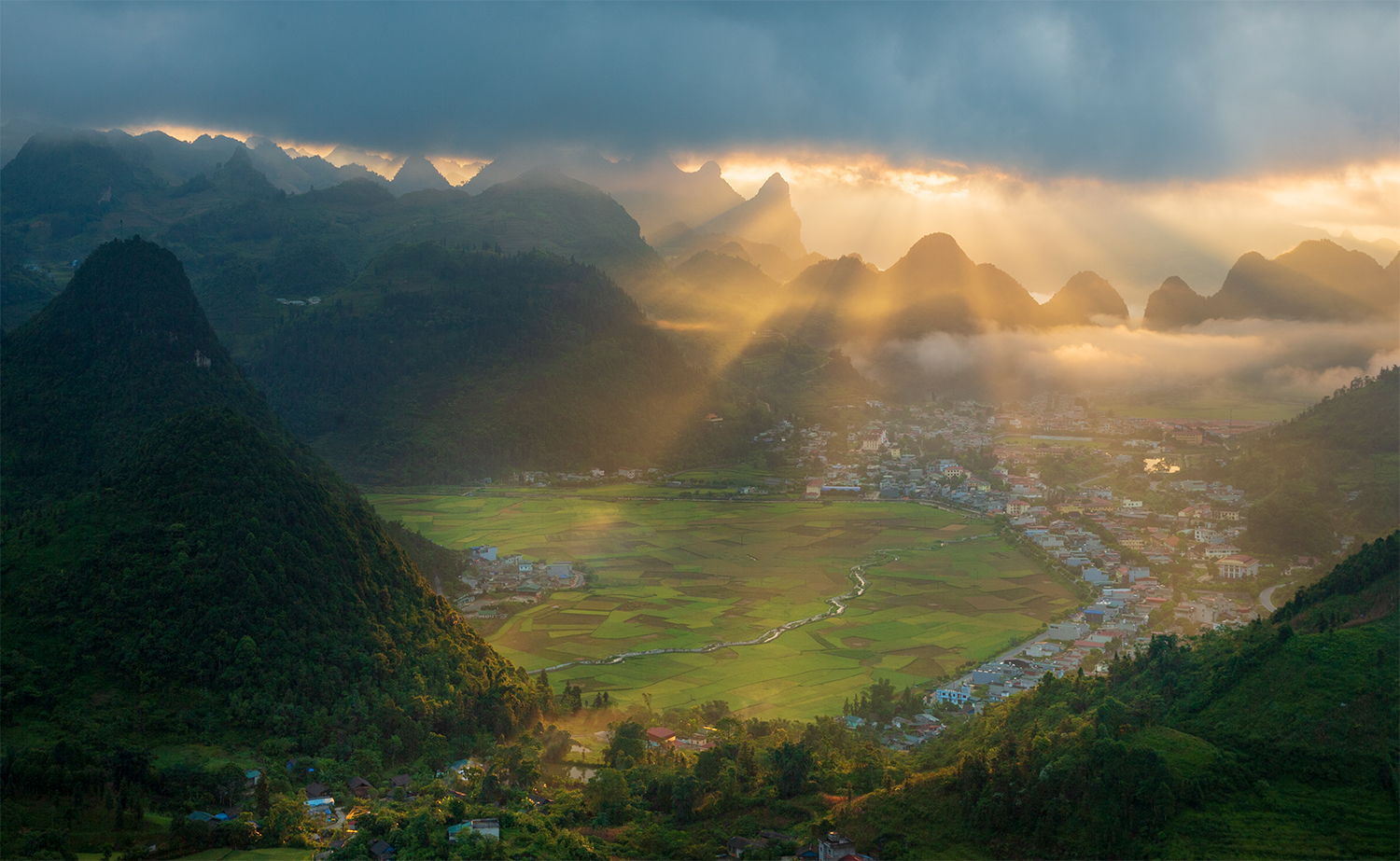 Không ồn ào náo nhiệt như nhiều vùng đất khác, Mường Khương mang trong mình vẻ đẹp thanh bình, giàu bản sắc văn hóa các dân tộc mà không nơi nào có được. 0I1A7976-HDR.jpg