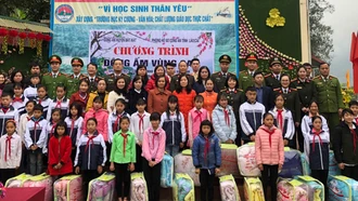 Chương trình “Đông ấm vùng cao” tại xã Phìn Ngan