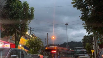 Tùy tiện dừng, đỗ xe khách gây ách tắc giao thông