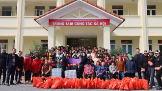 Tặng gần 300 triệu đồng cho người già neo đơn, trẻ mồ côi ở Trung tâm Công tác xã hội tỉnh