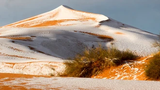 Tuyết trắng “đổ bộ” sa mạc Sahara