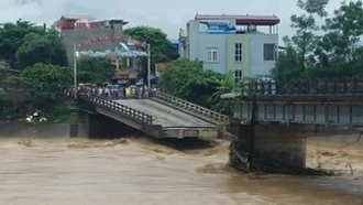 Mưa lũ đã làm 77 người chết và mất tích
