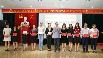 Bế giảng lớp bồi dưỡng đảng viên mới kết nạp khóa 43 năm 2017