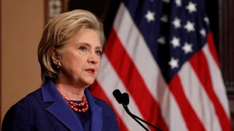 Kênh truyền hình Mỹ xin lỗi vì khách mời so sánh Hillary Clinton với mụn rộp