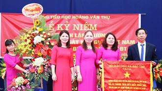 Trường Tiểu học Hoàng Văn Thụ đón Cờ thi đua của Bộ Giáo dục và Đào tạo