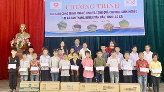 Bàn giao công trình nhà vệ sinh trường học và trao quà cho học sinh nghèo xã Dần Thàng