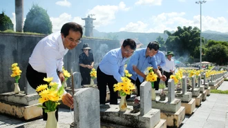 Đoàn đại biểu tỉnh Lào Cai dâng hương tại Nghĩa trang Liệt sĩ Tông Khao và Nghĩa trang Liệt sĩ Quốc gia A1