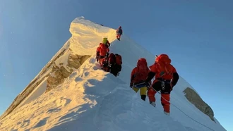  Nepal đón đoàn khách leo núi đầu tiên quay lại Himalaya