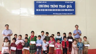 Trao 40 suất quà cho học sinh có hoàn cảnh khó khăn xã Bản Phùng