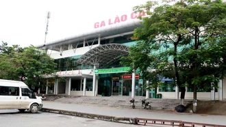 Ga Lào Cai tạm dừng tất cả các chuyến tàu chở hàng chờ khắc phục sự cố sạt lở đất