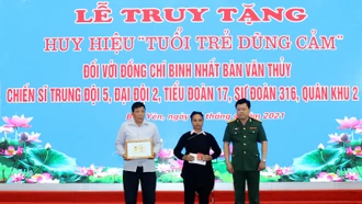 Truy tặng Huy hiệu “Tuổi trẻ dũng cảm” cho Binh nhất Bàn Văn Thủy