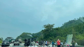 Tai nạn liên hoàn cao tốc Nội Bài - Lào Cai khiến giao thông ùn tắc