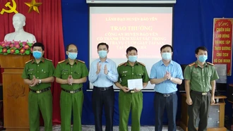 Bảo Yên: Thưởng nóng lực lượng công an điều tra vụ cướp giật tài sản tại xã Bảo Hà