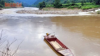 Hội Chữ thập đỏ tỉnh trao hỗ trợ gia đình có người tử vong trong vụ lật thuyền ở Bản Mế