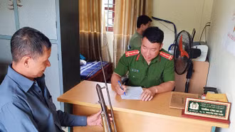 Văn Bàn: Người dân giao nộp 20 khẩu súng tự chế