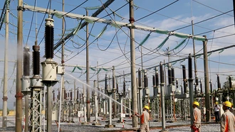 Rửa sứ cách điện trạm biến áp 110 KV bằng nước áp lực cao không phải cắt điện