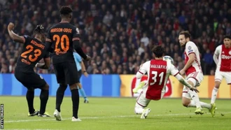 UEFA phạt nặng Ajax Amsterdam