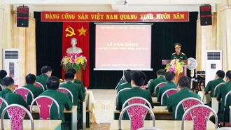 Dạy tiếng Mông cho cán bộ quân đội làm công tác dân vận