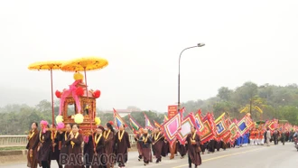 Các đồng chí lãnh đạo tỉnh dự khai mạc Lễ hội đền Cô Tân An