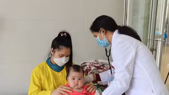 Bệnh viện Sản Nhi Lào Cai cứu sống trẻ nguy kịch do viêm não mô cầu