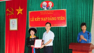 Văn Bàn tổ chức lễ kết nạp đảng viên thứ 5.500