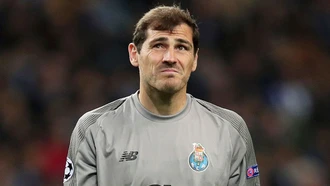 Thủ môn Casillas giải nghệ sau cơn đau tim ở tuổi 38