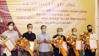 Trao giải thưởng Văn học – Nghệ thuật đợt sáng tác đặc biệt chào mừng 30 năm tái lập tỉnh
