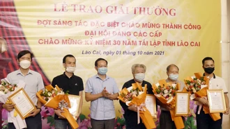 Trao giải thưởng Văn học – Nghệ thuật đợt sáng tác đặc biệt chào mừng 30 năm tái lập tỉnh