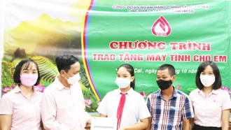 Trao 9 máy tính bảng cho học sinh có hoàn cảnh đặc biệt khó khăn