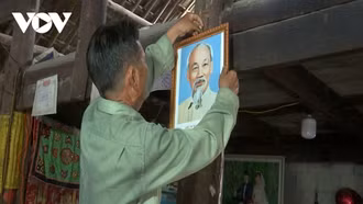 Người dân vùng cao Lào Cai giữ thói quen treo cờ và ảnh Bác Hồ dịp 2/9