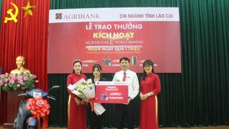 Một khách hàng của Agribank Chi nhánh tỉnh Lào Cai trúng thưởng xe máy Honda Vision