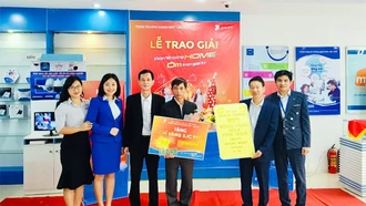 VNPT Lào Cai trao thưởng 5 chỉ vàng SJC 9999 và 1 Smart TV 4K cho khách hàng may mắn