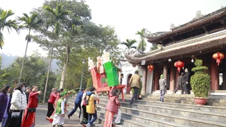 Người dân nô nức tham dự Lễ hội đền Phúc Khánh