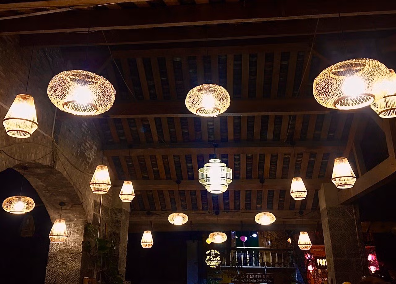  Không gian ấm áp trong ánh đèn lồng vàng ở phố cổ