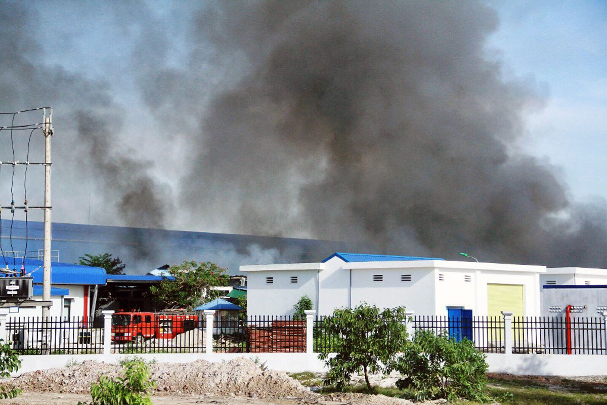 Cháy lớn tại Nhà máy dệt may Scavi Huế ảnh 2 Cháy lớn tại Nhà máy dệt may Scavi Huế -0