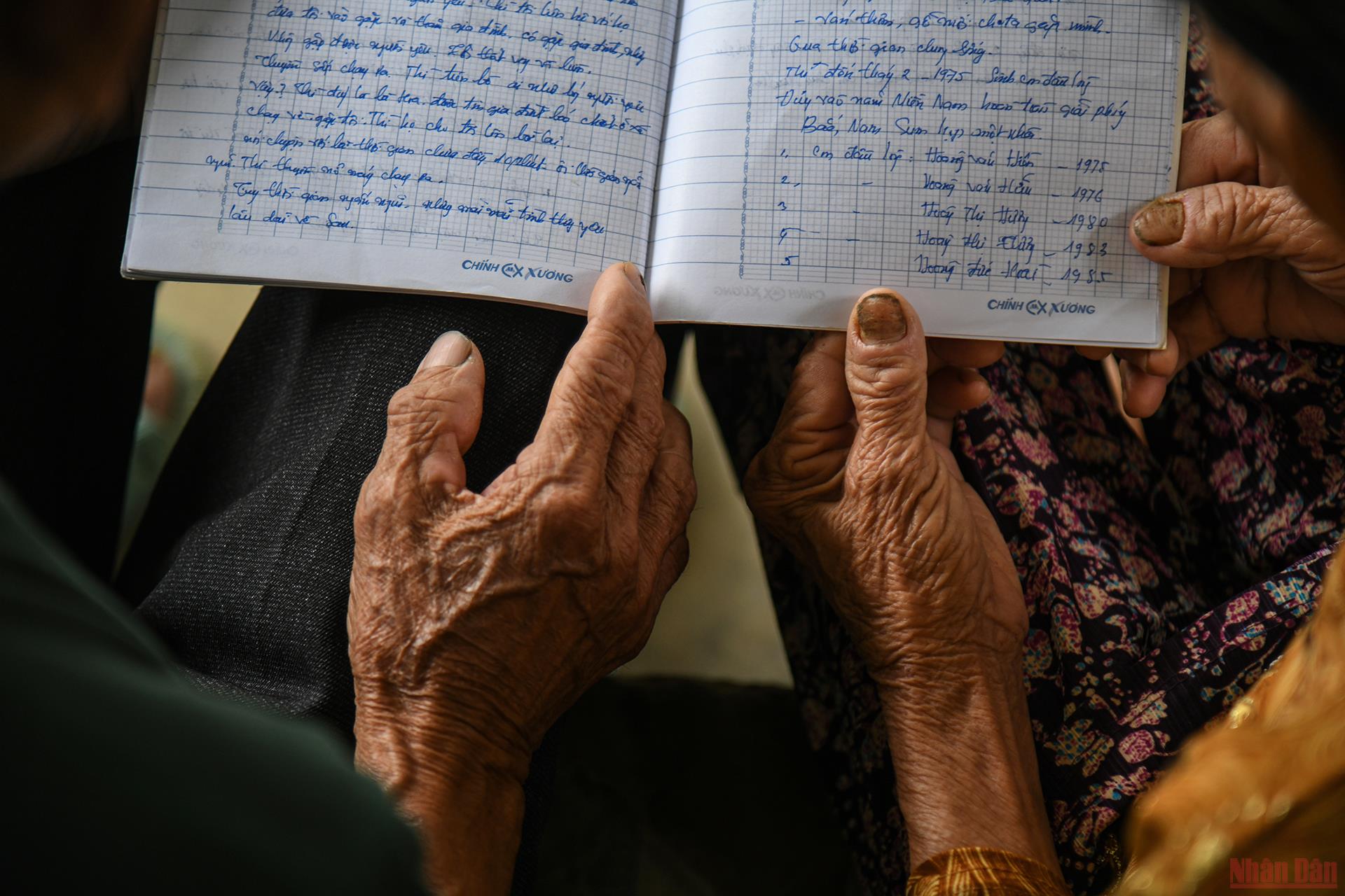 Cuốn sổ tay ghi chép mối tình của ông bà Nghi. (Ảnh: THÀNH ĐẠT) Chung một dòng sông: Những mối tình đôi bờ vĩ tuyến -0
