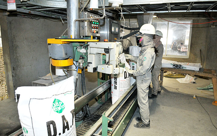 Công nhân đóng gói sản phẩm phân bón tại Nhà máy DAP Lào Cai. (Ảnh: NGUYỄN ĐĂNG) Chủ động nguồn cung phân bón trên thị trường -0