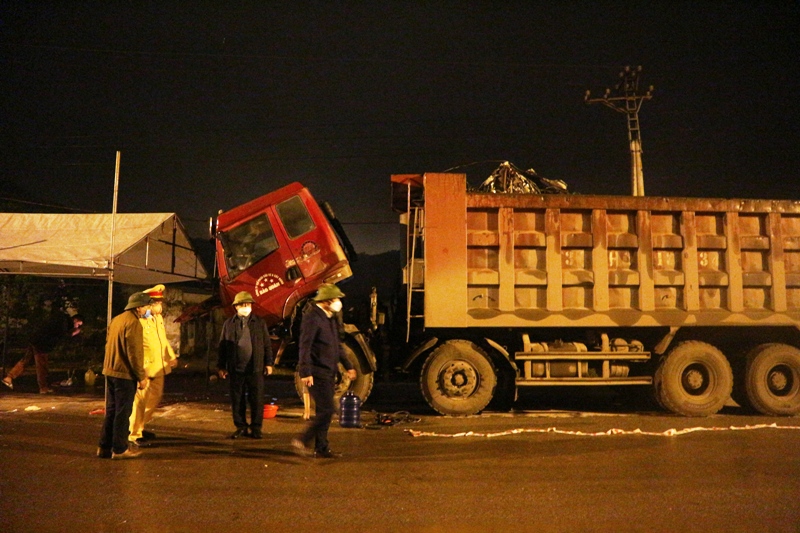 Lực lượng chức năng làm việc tại hiện trường. Khắc phục vụ hậu quả vụ tai nạn giao thông nghiêm trọng tại Thanh Hóa -0