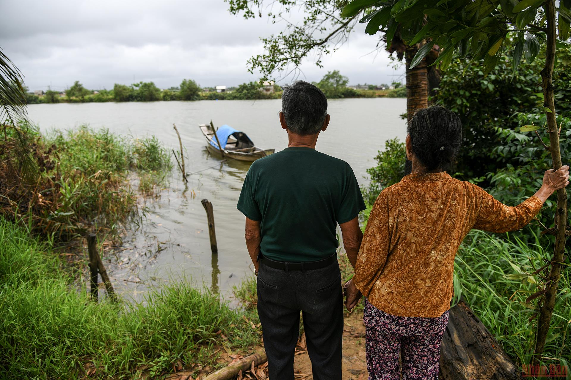 Ông Nghi - bà Hoa chiều chiều lại ra sông Bến Hải hoài niệm về những kỷ niệm cũ. (Ảnh: THÀNH ĐẠT) Chung một dòng sông: Những mối tình đôi bờ vĩ tuyến -0