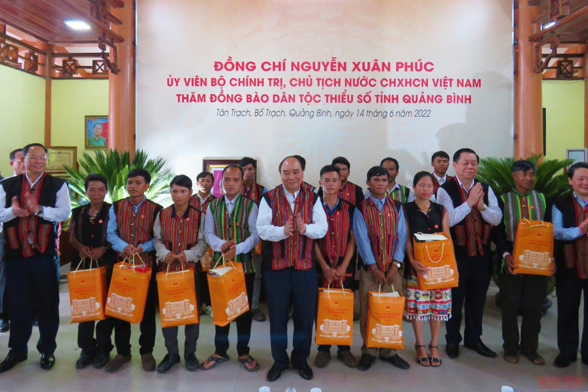 Chủ tịch nước Nguyễn Xuân Phúc dâng hương tại Đền thờ các Anh hùng liệt sĩ đường 20 Quyết thắng -0