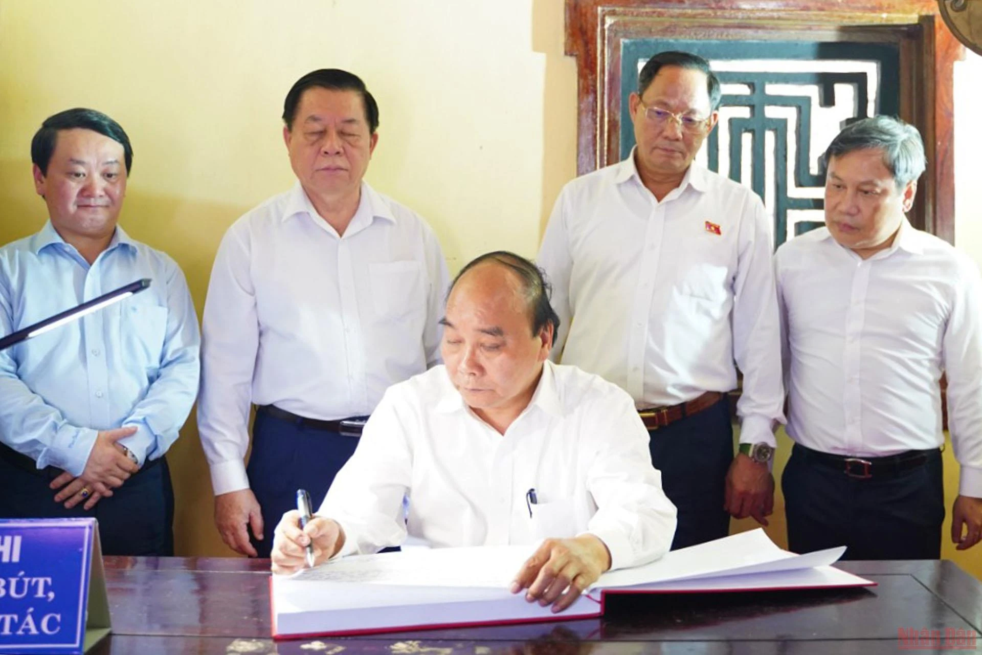 Chủ tịch nước Nguyễn Xuân Phúc dâng hương tại Đền thờ các Anh hùng liệt sĩ đường 20 Quyết thắng -0