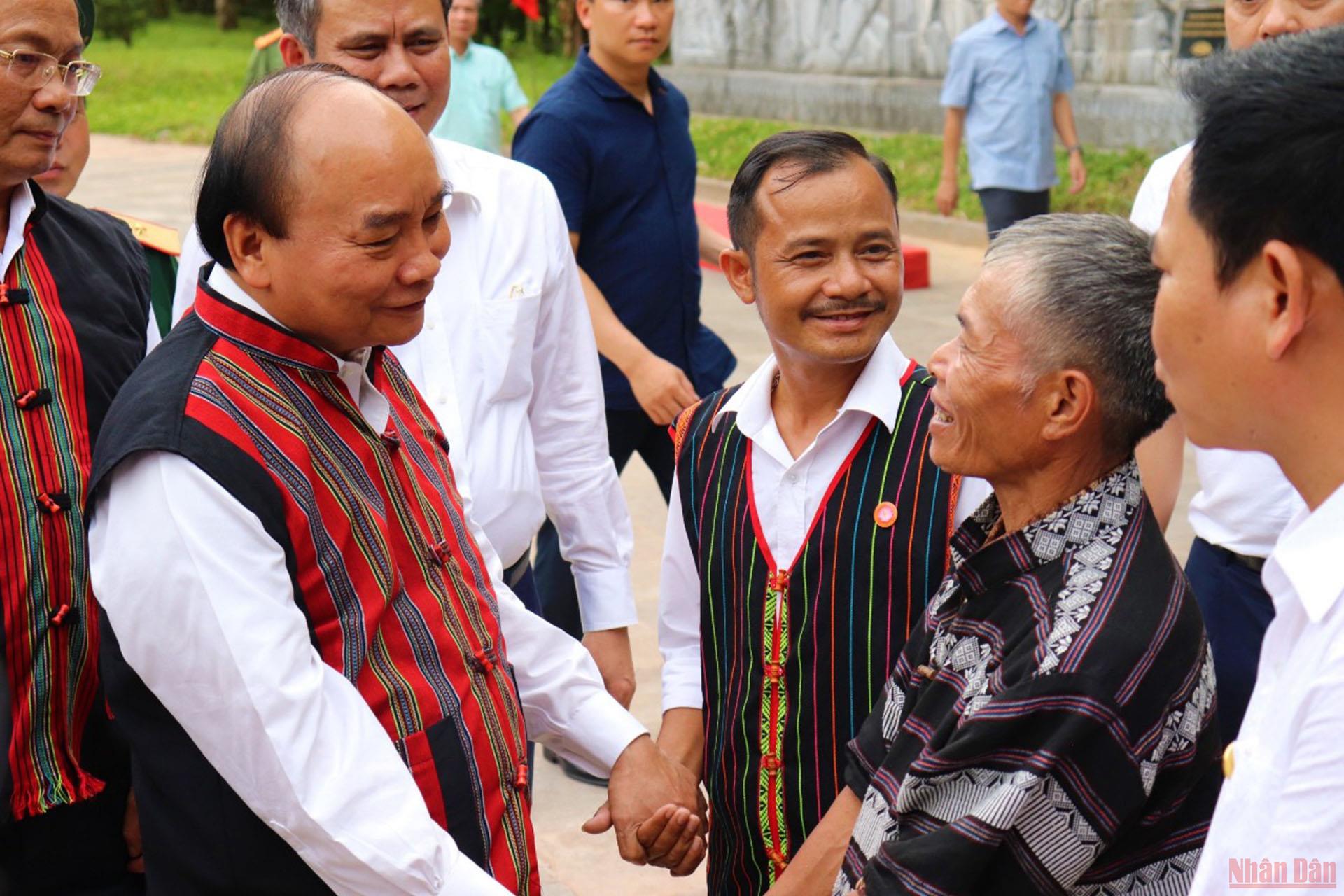 Chủ tịch nước Nguyễn Xuân Phúc dâng hương tại Đền thờ các Anh hùng liệt sĩ đường 20 Quyết thắng -0