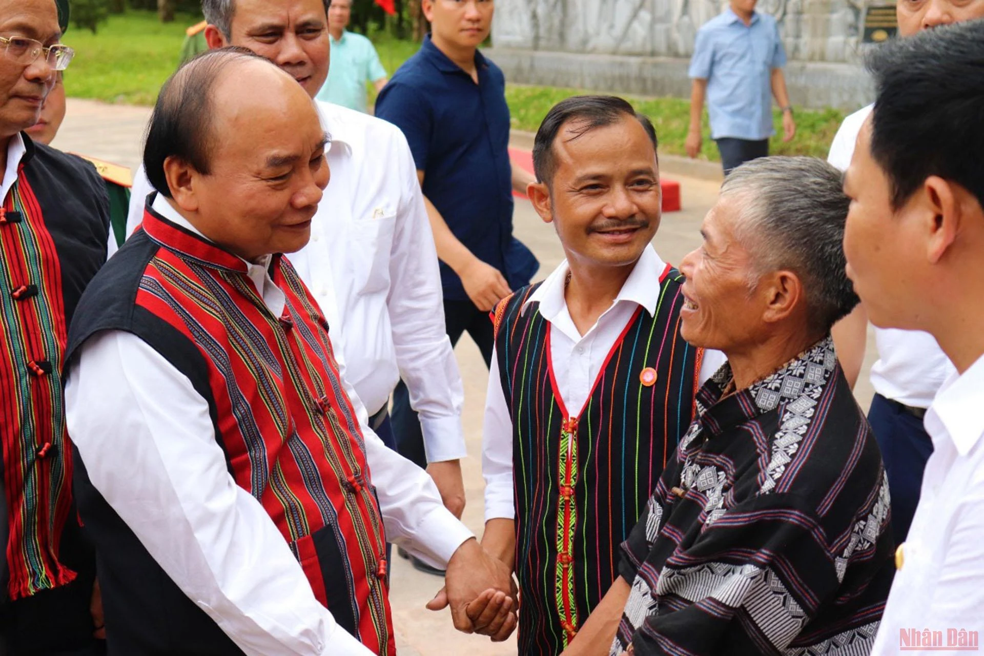 Chủ tịch nước Nguyễn Xuân Phúc dâng hương tại Đền thờ các Anh hùng liệt sĩ đường 20 Quyết thắng -0