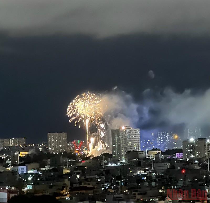 Mãn nhãn với màn bắn pháo hoa mừng 47 năm Ngày thống nhất đất nước ảnh 5 Mãn nhãn với màn bắn pháo hoa mừng 47 năm Ngày thống nhất đất nước -0
